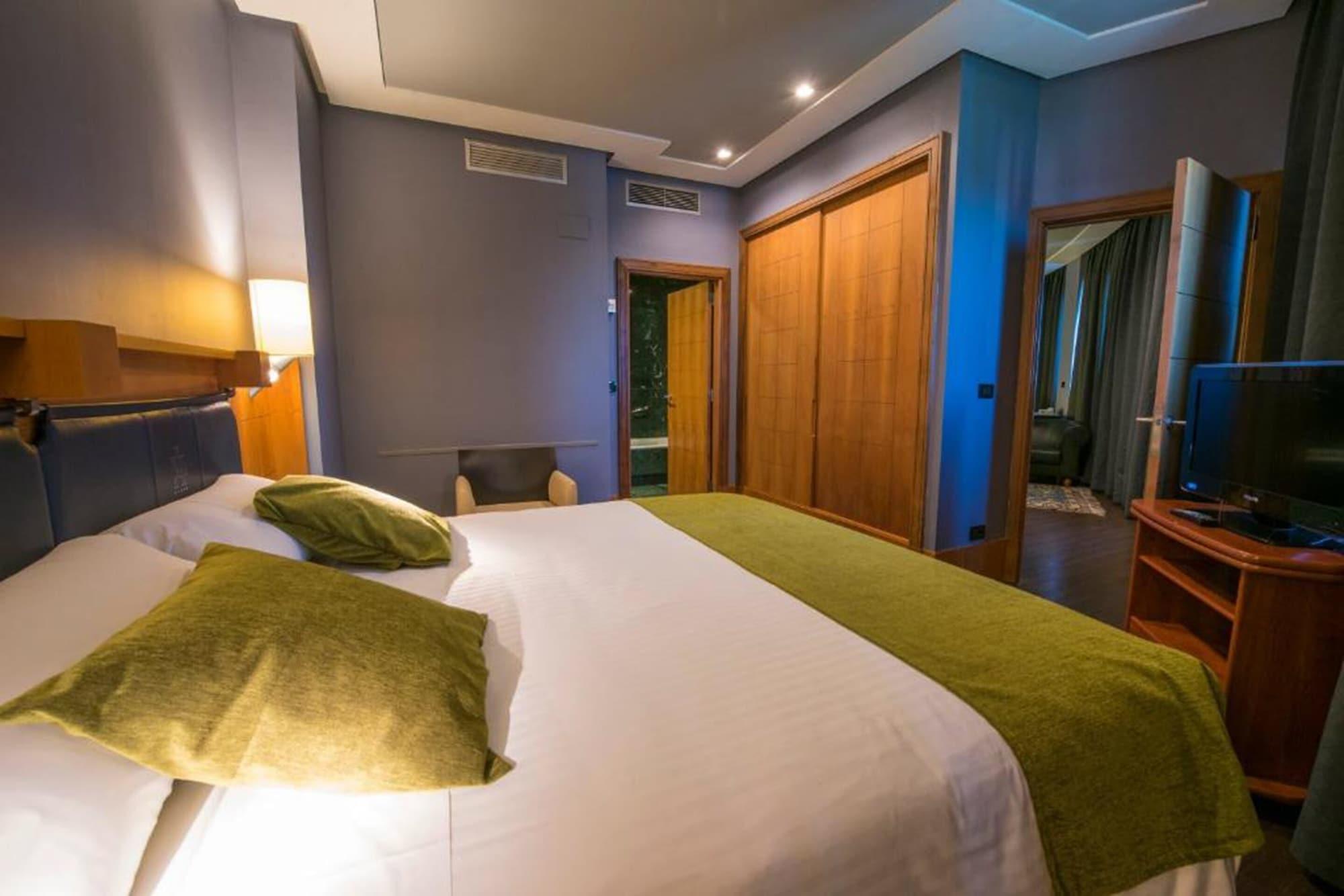 Gran Hotel Lakua Витория Экстерьер фото A bedroom at the hotel