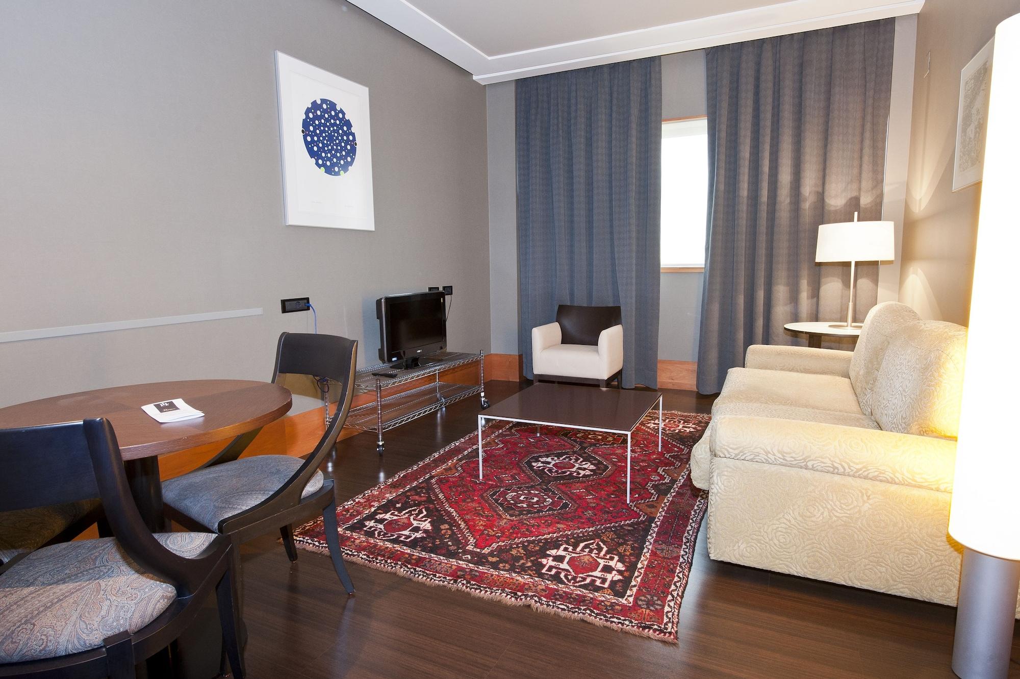 Gran Hotel Lakua Витория Экстерьер фото A living room