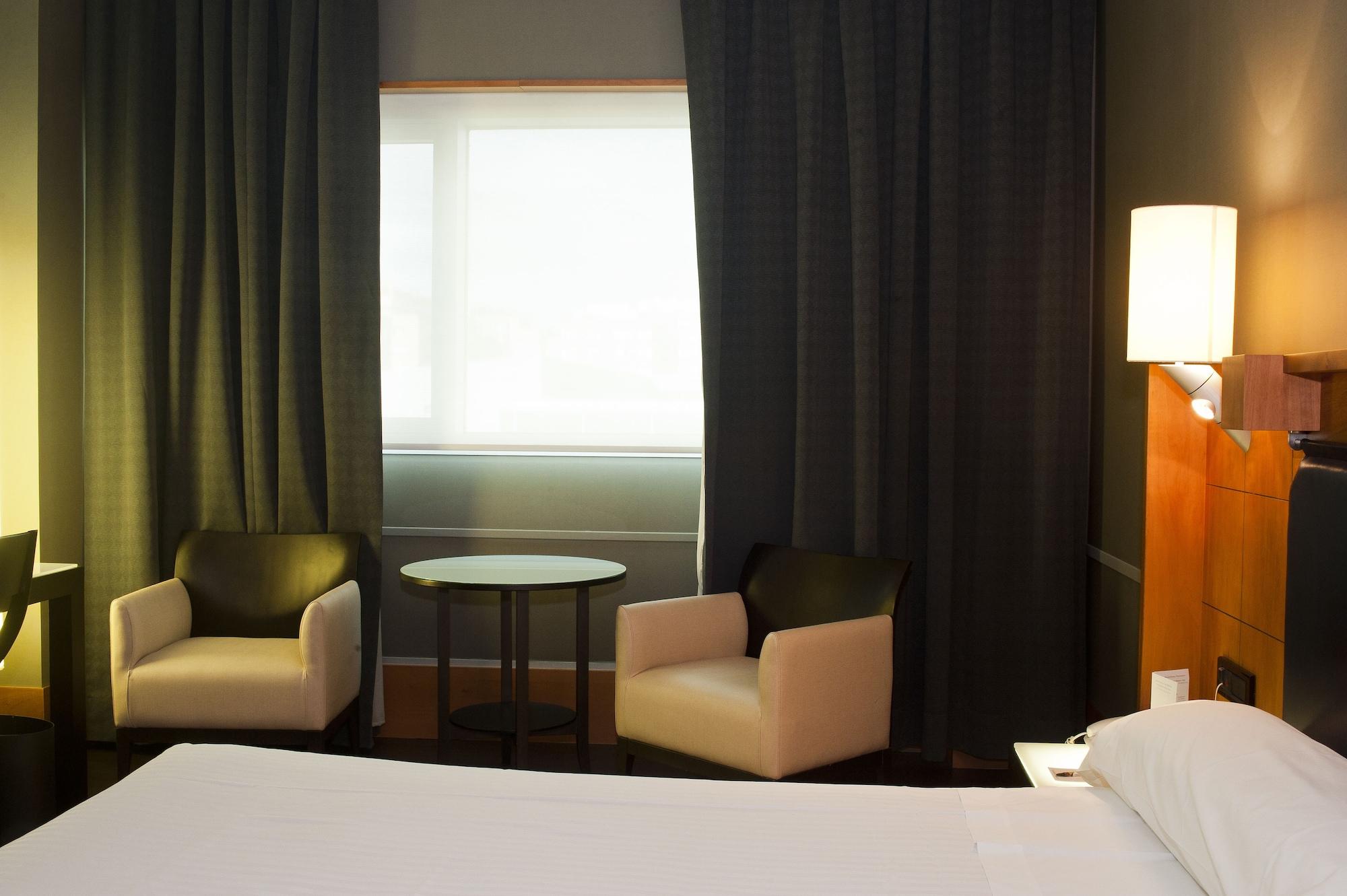 Gran Hotel Lakua Витория Экстерьер фото A room at the hotel