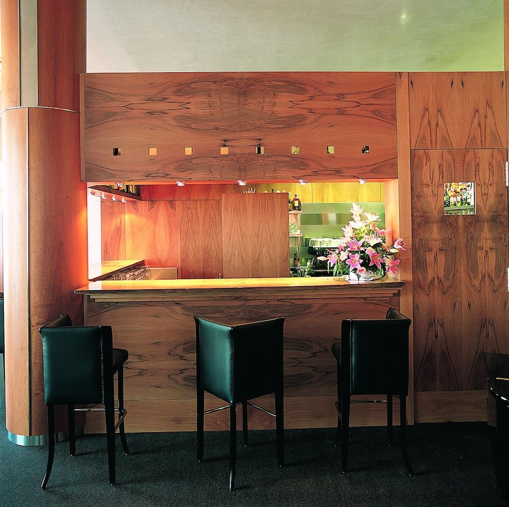 Gran Hotel Lakua Витория Экстерьер фото The bar at the restaurant