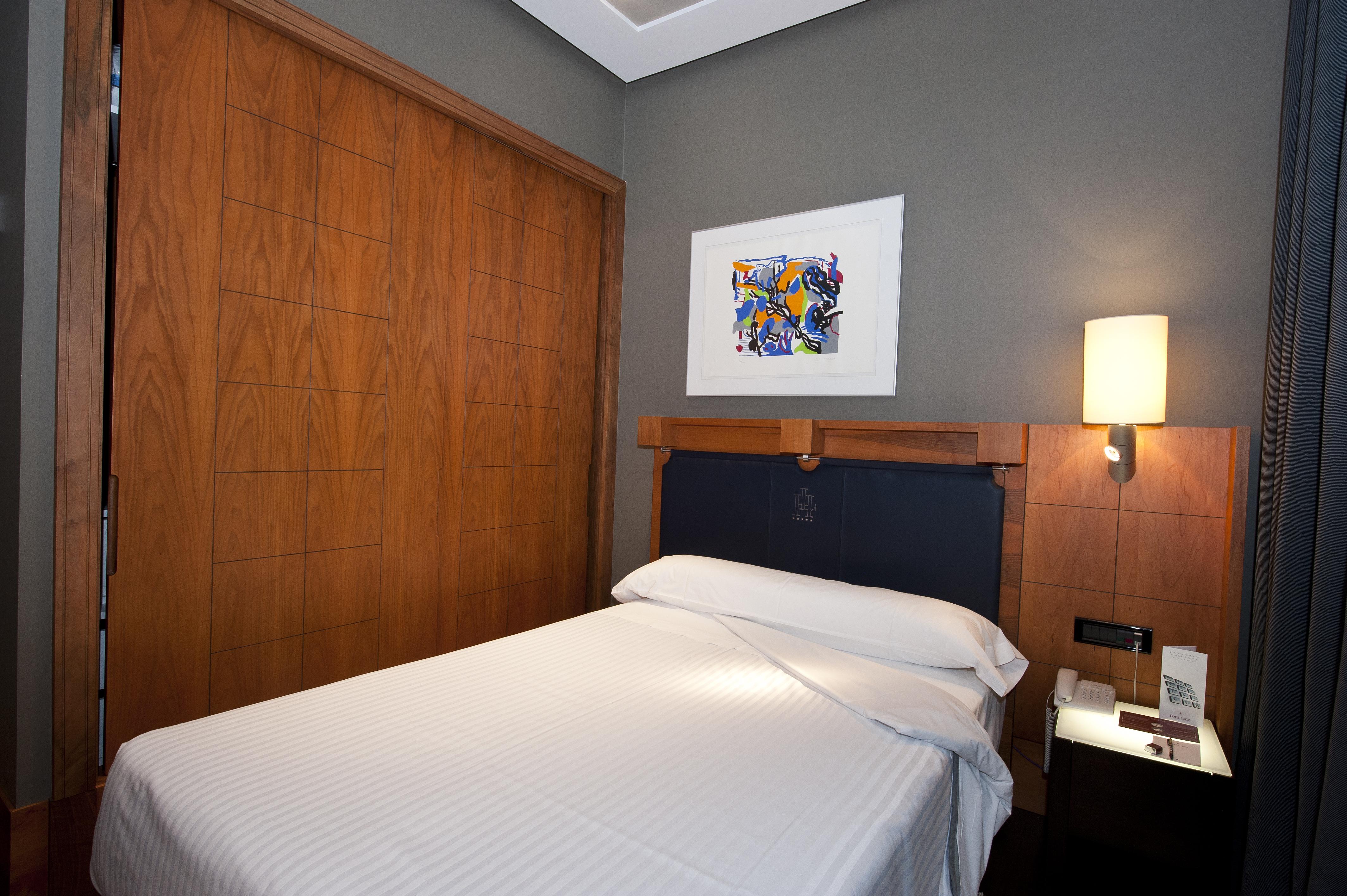 Gran Hotel Lakua Витория Экстерьер фото A room at the hotel