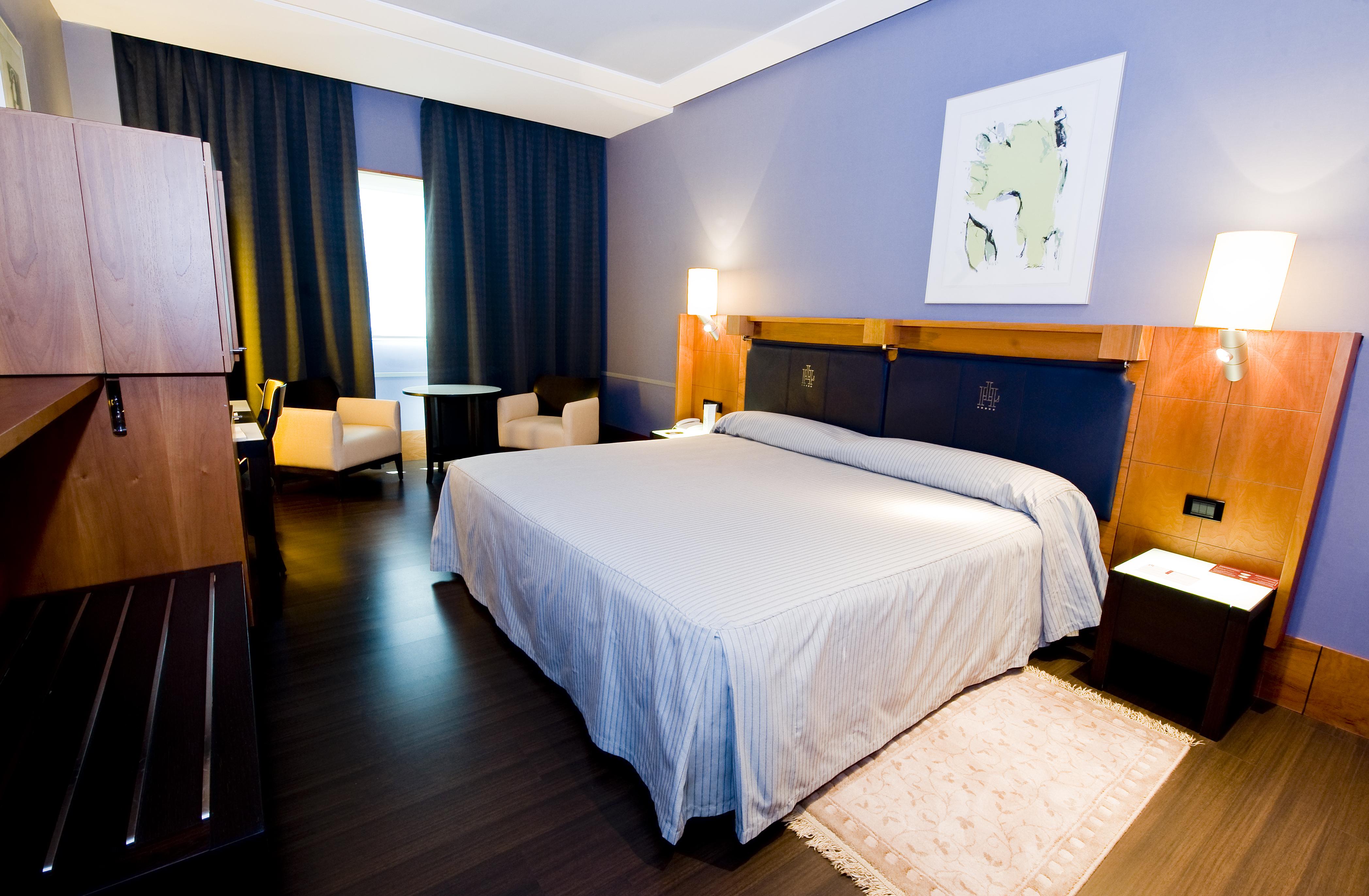 Gran Hotel Lakua Витория Номер фото A room at the hotel