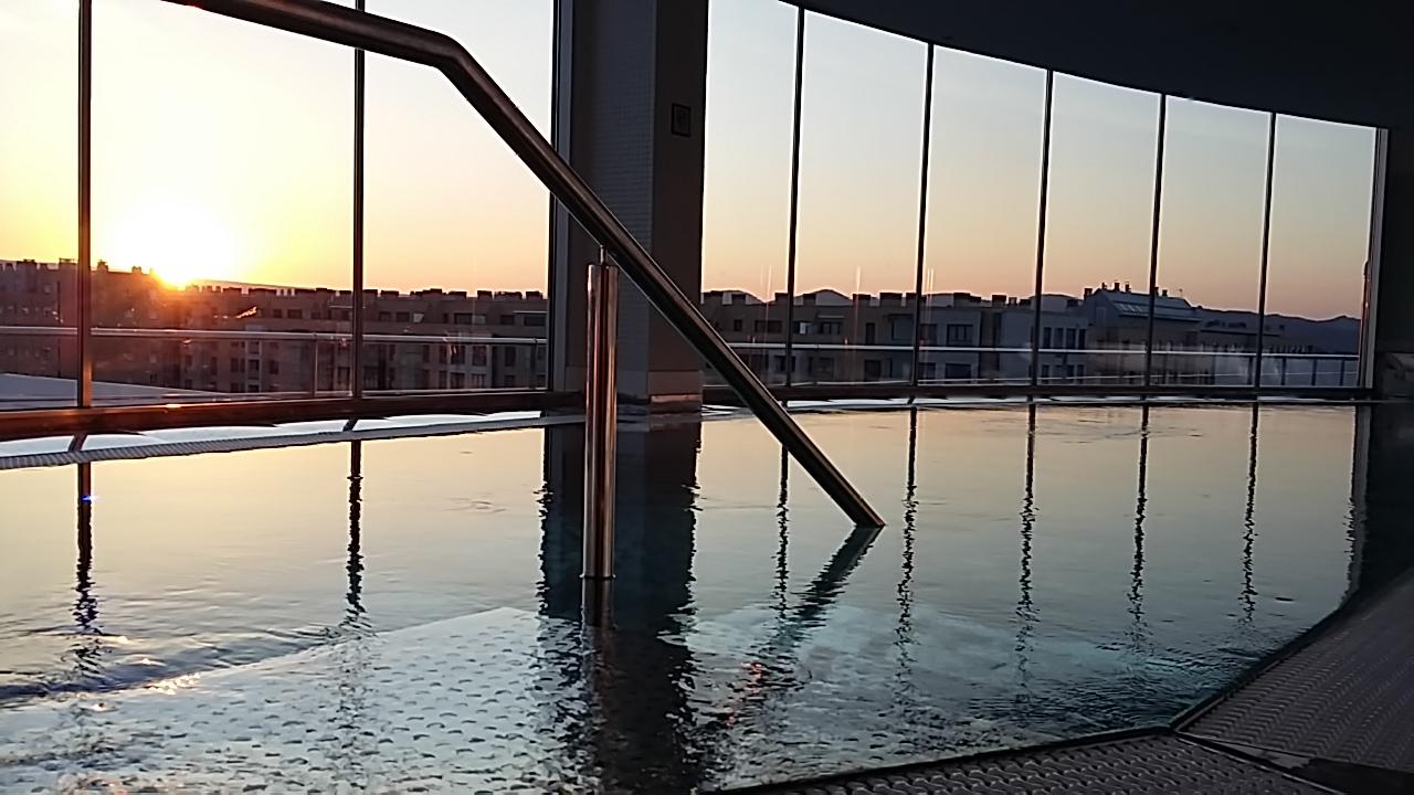 Gran Hotel Lakua Витория Экстерьер фото The rooftop pool at the hotel