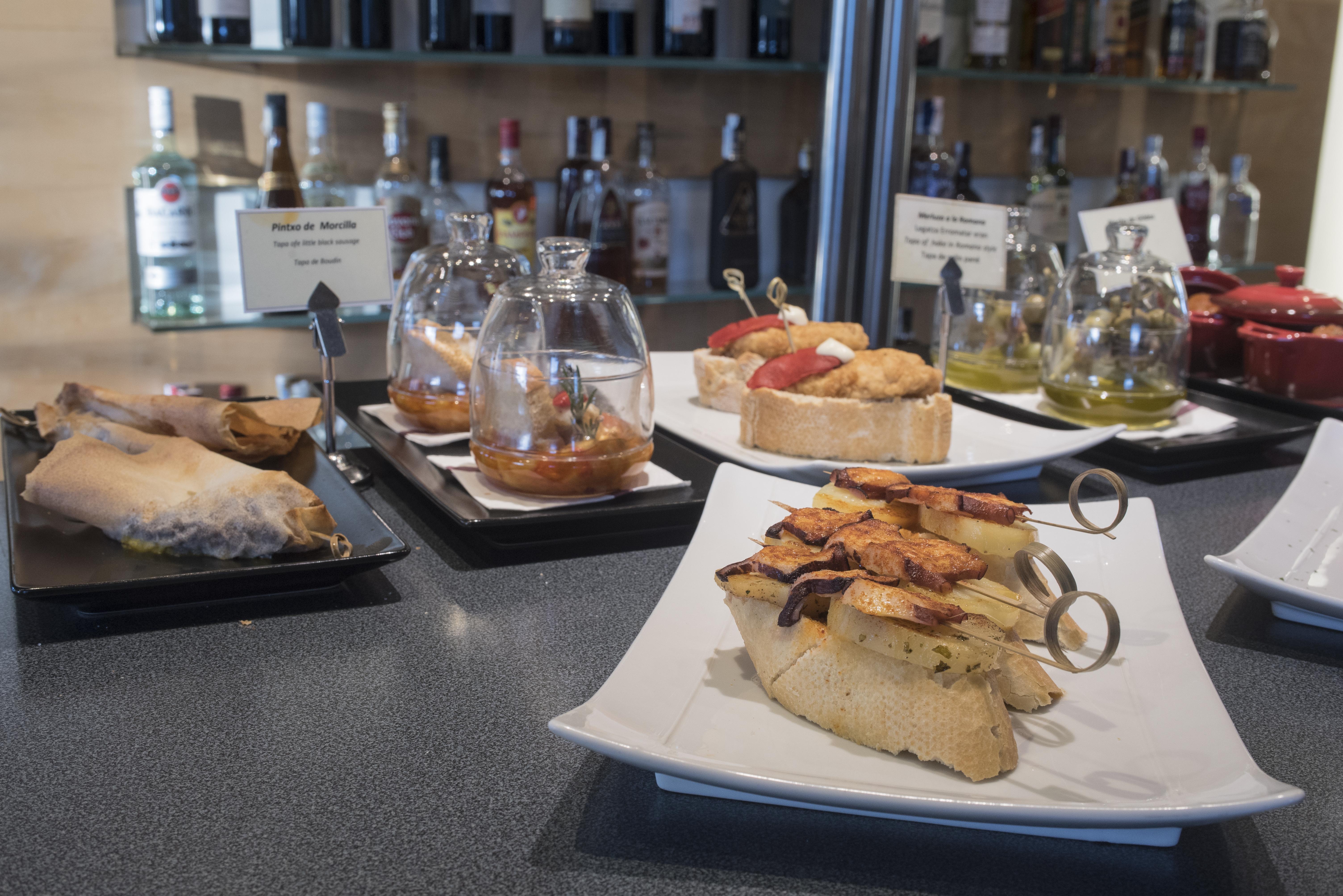 Gran Hotel Lakua Витория Экстерьер фото Pintxo tapas