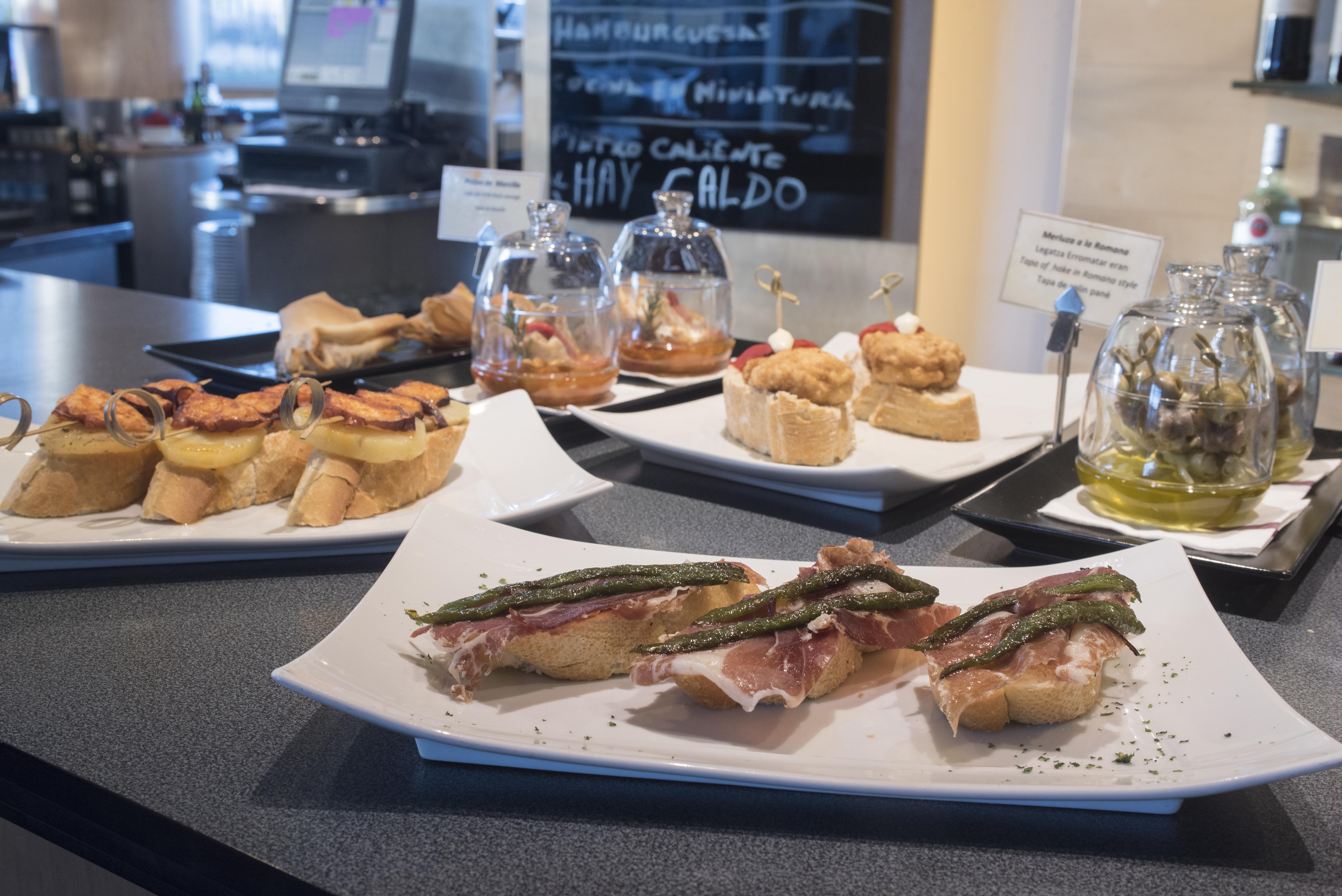 Gran Hotel Lakua Витория Экстерьер фото Pintxo tapas