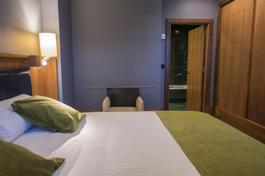 Gran Hotel Lakua Витория Экстерьер фото A room at the hotel