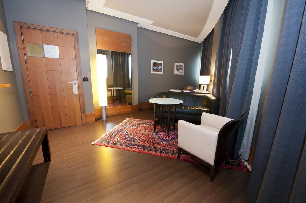 Gran Hotel Lakua Витория Экстерьер фото A suite at the hotel