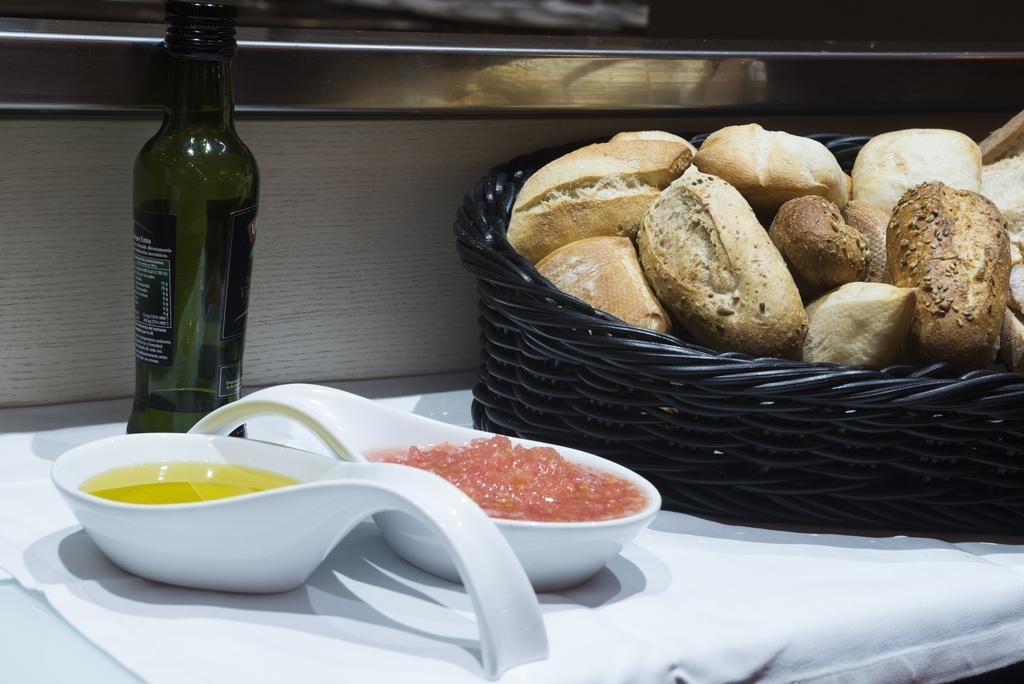 Gran Hotel Lakua Витория Экстерьер фото Olive oil and bread
