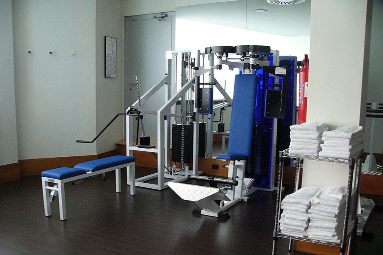 Gran Hotel Lakua Витория Экстерьер фото A leg press machine