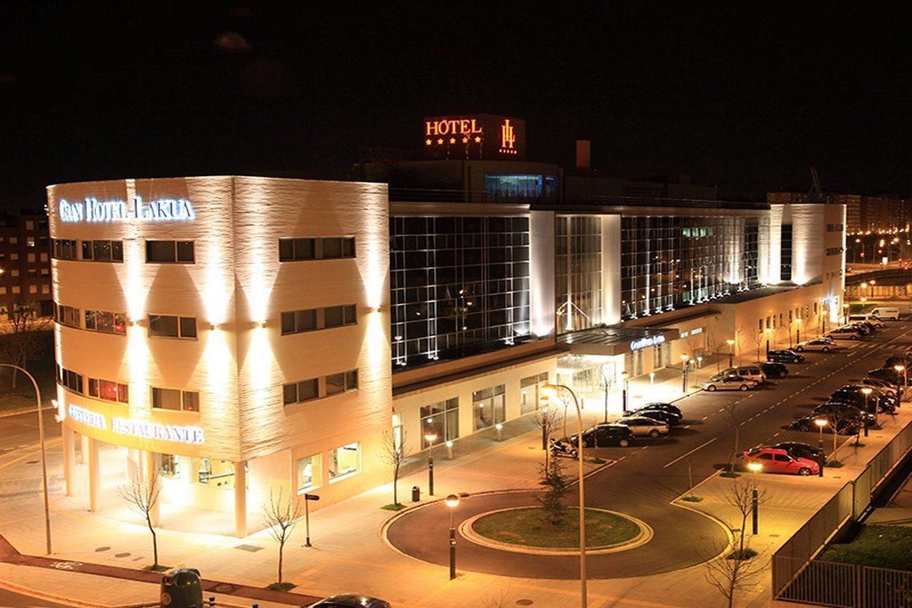 Gran Hotel Lakua Витория Экстерьер фото The hotel at night