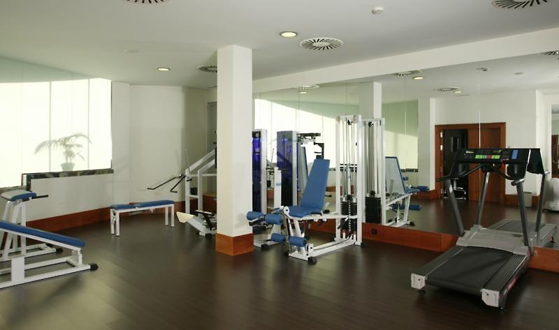 Gran Hotel Lakua Витория Экстерьер фото A gym in a hotel