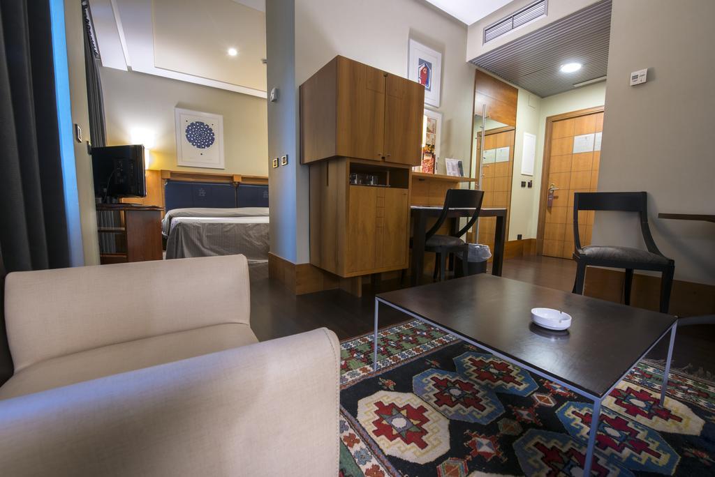 Gran Hotel Lakua Витория Экстерьер фото A suite at the hotel