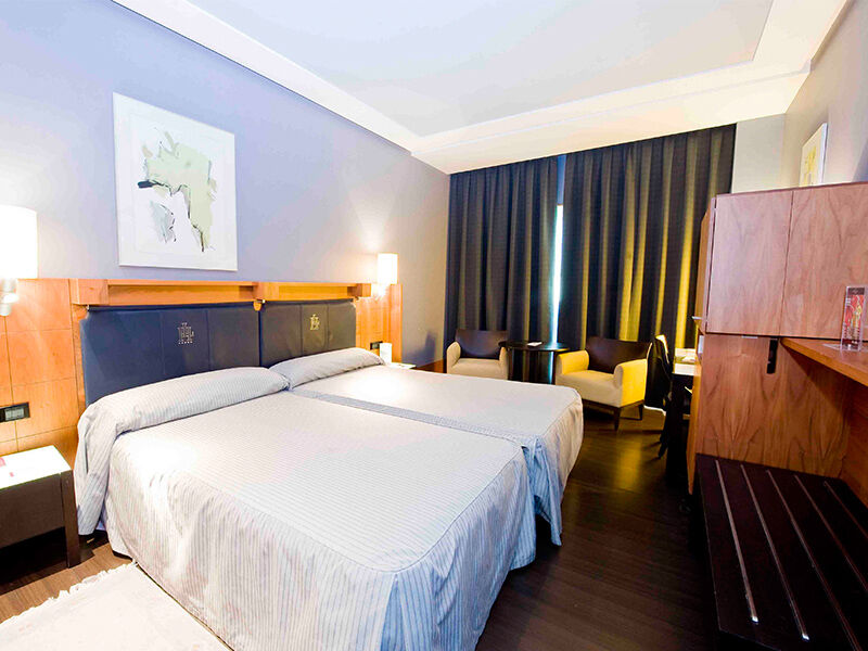Gran Hotel Lakua Витория Экстерьер фото A room at the hotel